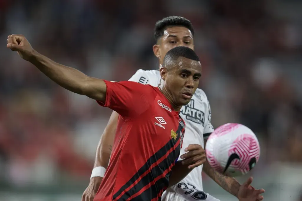 Erick em ação com a camisa do Athletico, contra o Botafogo, pelo Brasileirão Betano. Foto: Hedeson Alves/AGIF