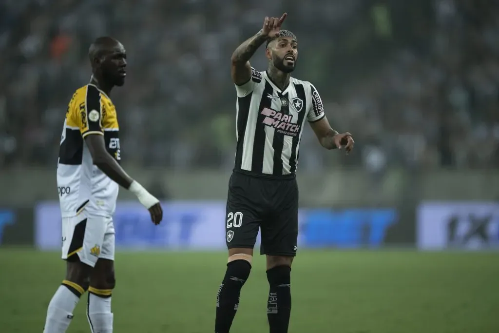 Barboza jogador do Botafogo durante partida contra o Criciuma. Foto: Jorge Rodrigues/AGIF