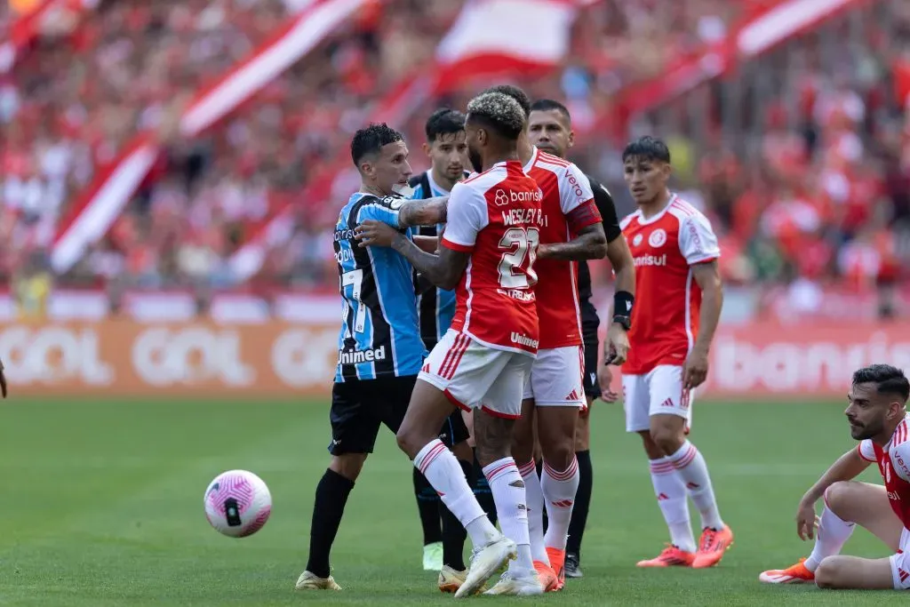 Foto: Liamara Polli/AGIF – Jogadores do Internacional e Grêmio no Gre-Nal 433.