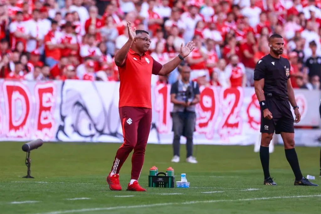 Roger Machado tecnico do Internacional durante partida contra o Gremio no estadio Beira-Rio pelo campeonato Brasileiro A 2024. Foto: Luiz Erbes/AGIF