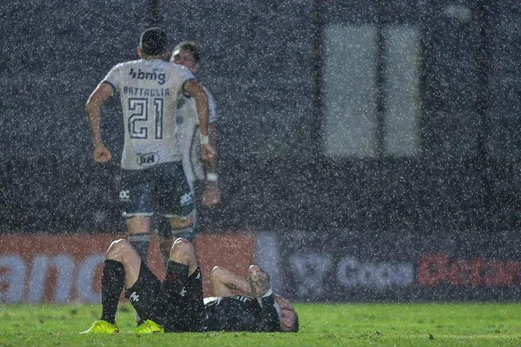 Foto: Thiago Ribeiro/AGIF – Rossi lamentando eliminação do Vasco na Copa do Brasil 2024.