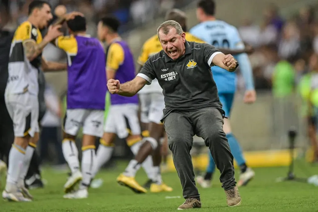 Foto: Thiago Ribeiro/AGIF – Tencati comemorando gol de Vizeu contra o Botafogo no Brasileirão 2024.