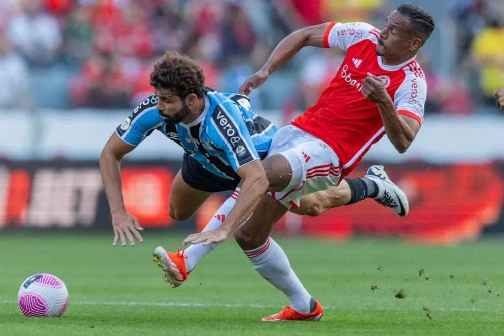 Fernando em disputa de bola com Diego Costa, no GreNal 443. Foto: Liamara Polli/AGIF