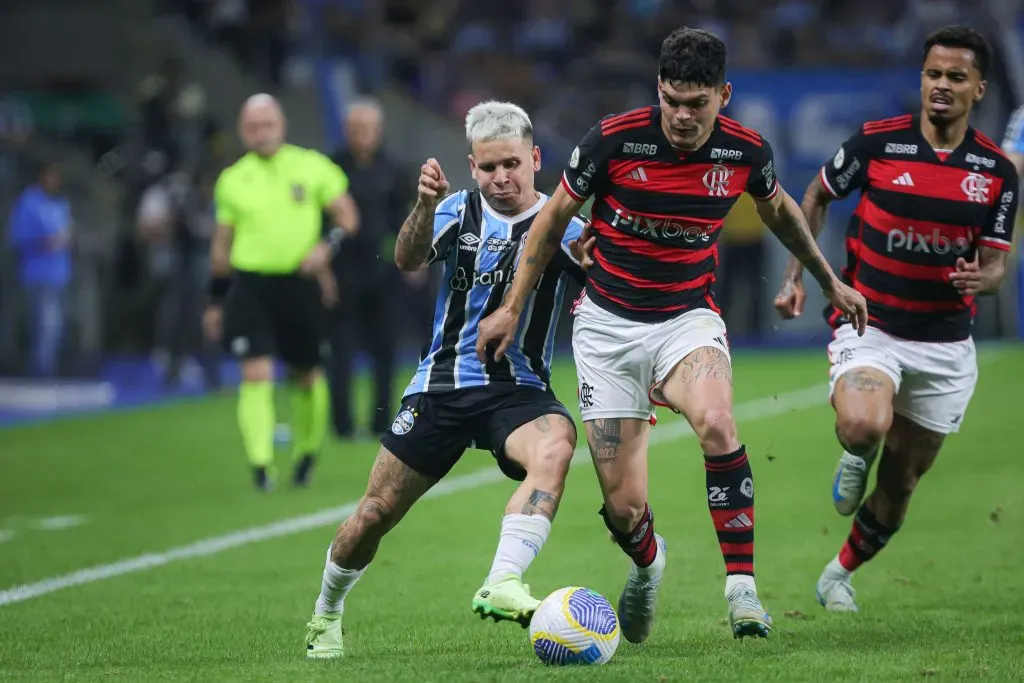 Ayrton Lucas e Alan, dois atletas que podem deixar o Flamengo em 2025. Foto: Maxi Franzoi/AGIF