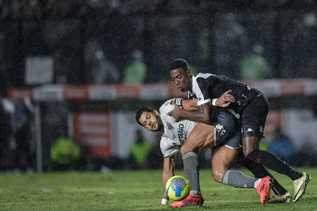 Leo jogador do Vasco disputa lance com Hulk jogador do Atletico-MG durante partida (Foto: Thiago Ribeiro/AGIF)