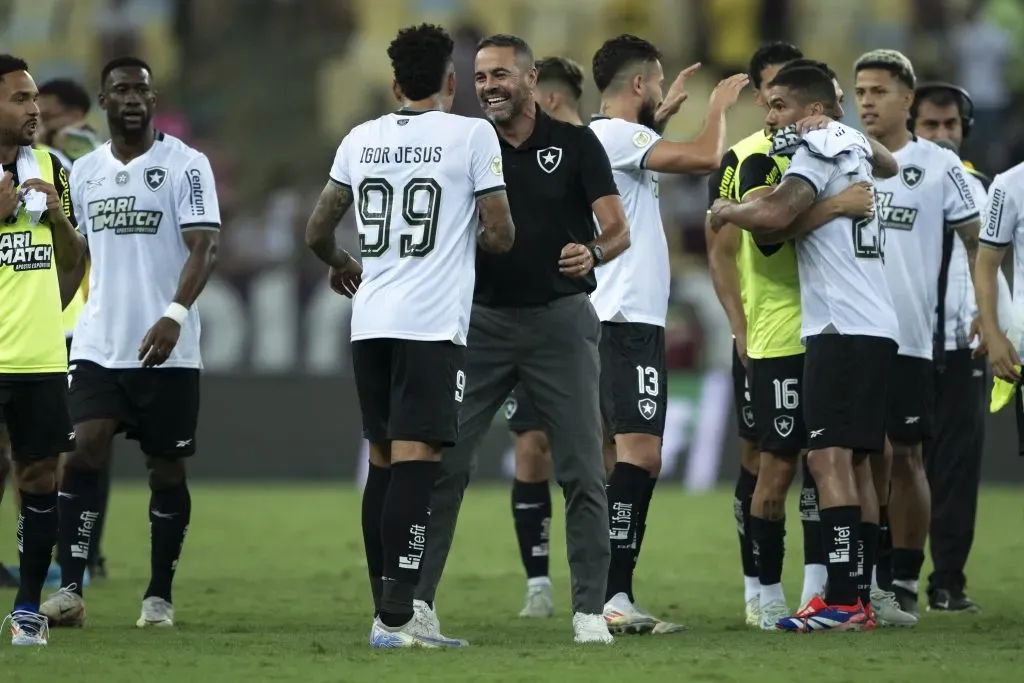 Artur Jorge celebrando com o elenco ao final de partida. Foto: Jorge Rodrigues/AGIF