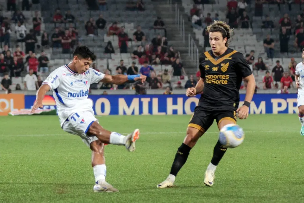 Kervin Andrade, que deve ser titular do Fortaleza na próxima partida, em ação contra o Athletico-PR. Foto: Robson Mafra/AGIF