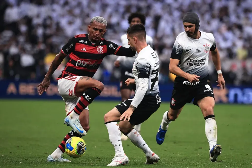 SCoronado jogador do Corinthians disputa lance com Wesley jogador do Flamengo durante partida (Foto: Ettore Chiereguini/AGIF)