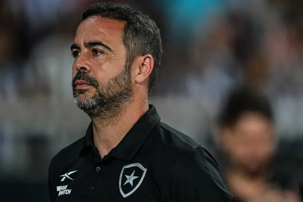 Artur Jorge tecnico do Botafogo durante partida contra o Bahia no estadio Engenhao pelo campeonato Brasileiro A 2024. Foto: Thiago Ribeiro/AGIF