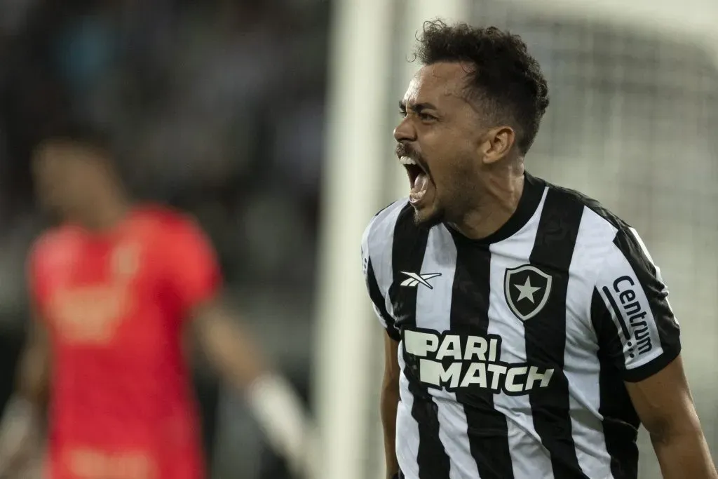 Eduardo jogador do Botafogo comemora seu gol durante partida contra o Universitario no estadio Engenhao pelo campeonato Copa Libertadores 2024. Foto: Jorge Rodrigues/AGIF