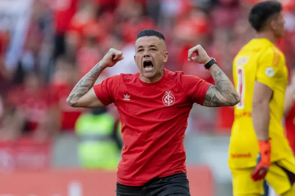 D’Alessandro, ídolo e diretor do Internacional, comemorando a vitória no GreNal 443. Foto: Liamara Polli/AGIF