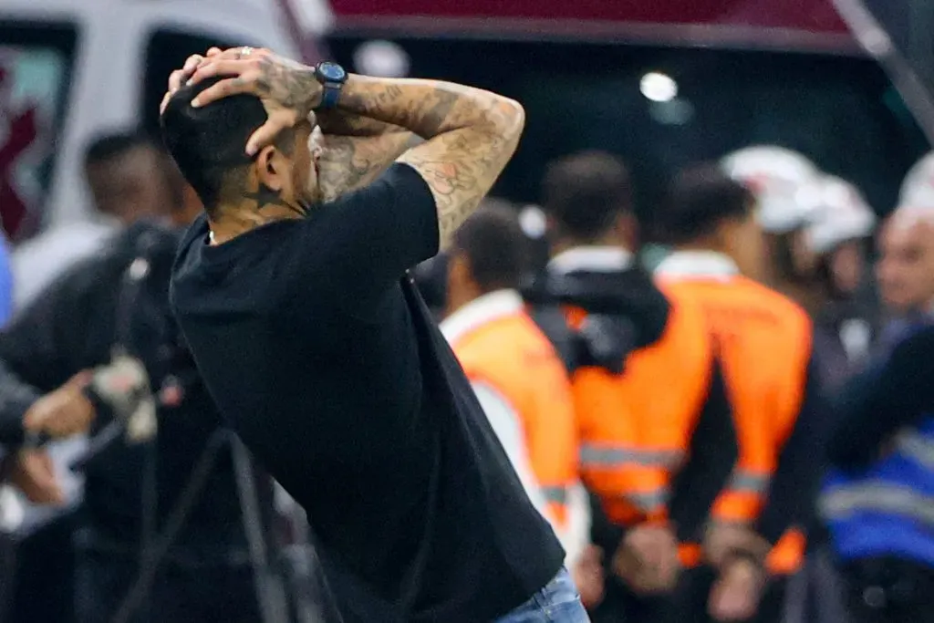 Lucho González lamentando chance perdida no confronto com o Corinthians, pelo Brasileirão Betano. Foto: Joisel Amaral/AGIF