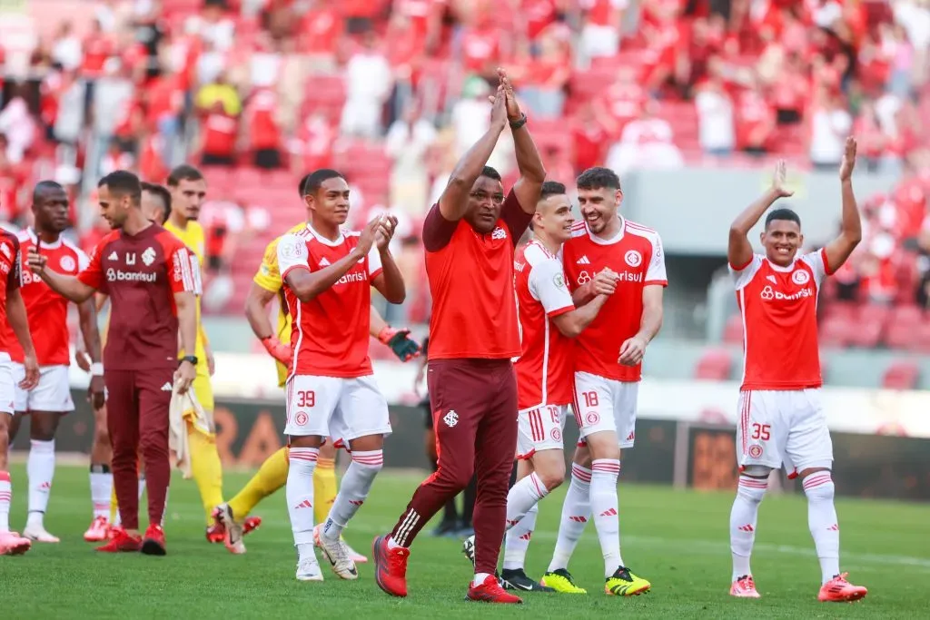 Roger Machado comemorando a vitória do Internacional no GreNal 443. Foto: Luiz Erbes/AGIF