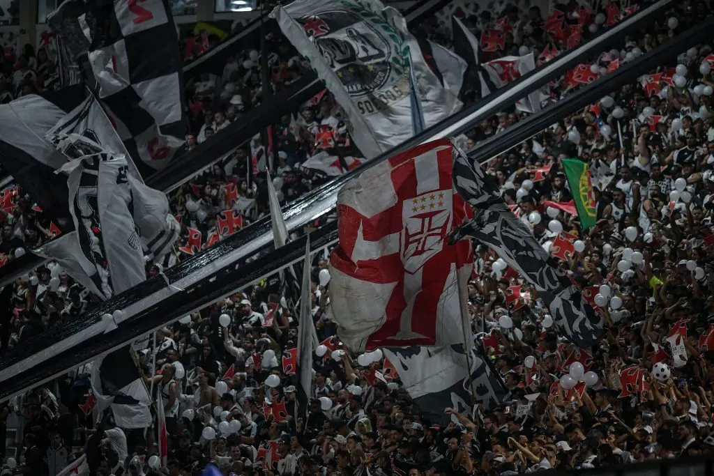 Torcida do Vasco durante partida contra Atletico-MG no estádio São Januário pelo campeonato Copa Do Brasil 2024. Foto: Thiago Ribeiro/AGIF