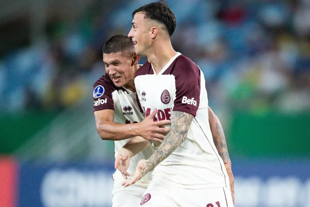 Lotti jogador do Lanús comemora seu gol com jogadores do seu time durante partida contra o Cuiabá na Arena Pantanal pelo campeonato Copa Sul-Americana 2024. Foto: Gil Gomes/AGIF