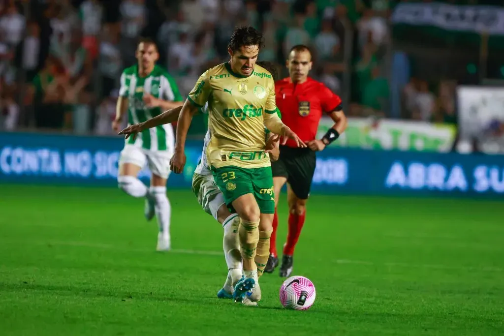 Raphael Veiga jogador do Palmeiras durante partida contra o Juventude (Foto: Luiz Erbes/AGIF)