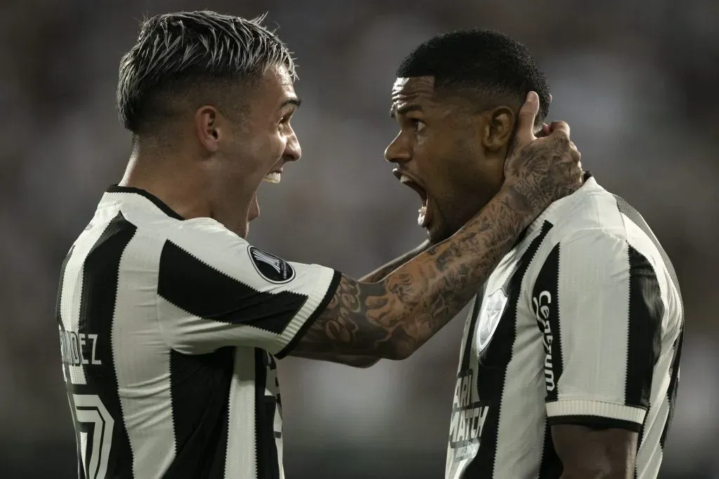 Foto: Jorge Rodrigues/AGIF – Diego Hernández comemorando gol com Júnior Santos na Libertadores de 2024.