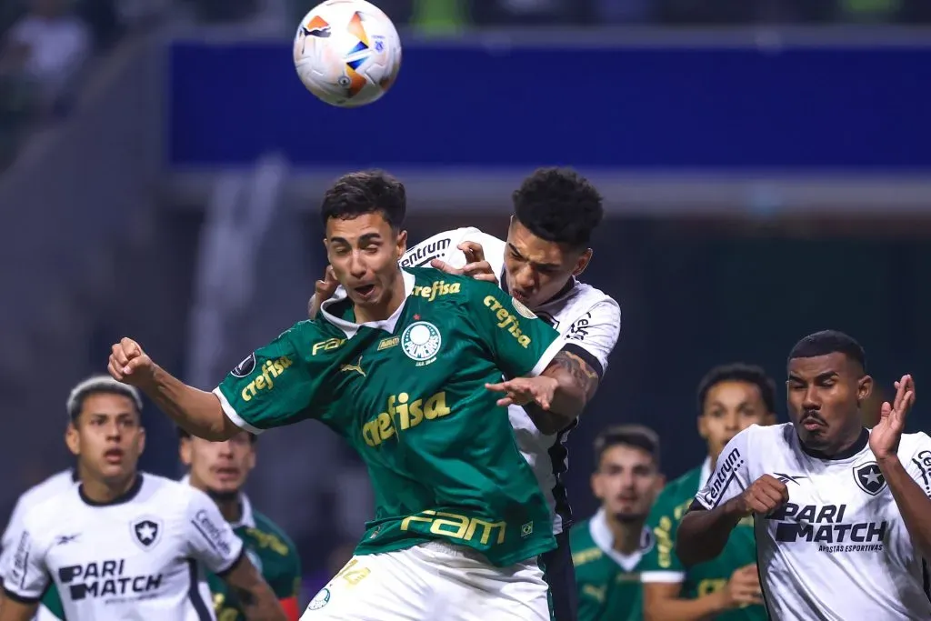 Vitor Reis jogador do Palmeiras durante partida contra o Botafogo (Foto: Marcello Zambrana/AGIF)