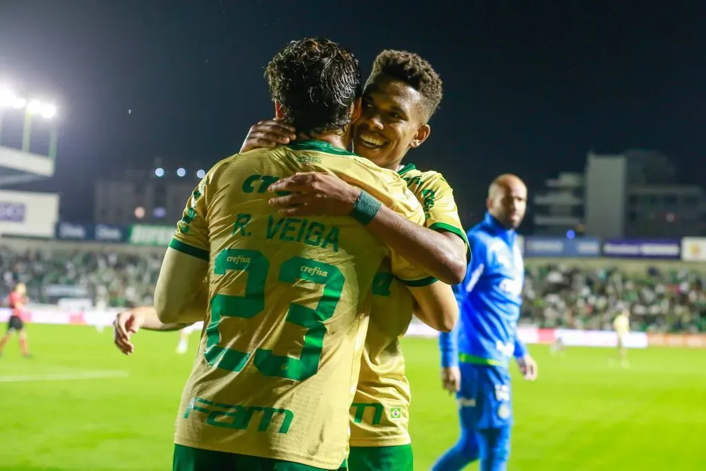 Raphael Veiga e Estêvão comemorando gol do Palmeiras contra o Juventude, pelo Brasileirão Betano. Foto: Luiz Erbes/AGIF