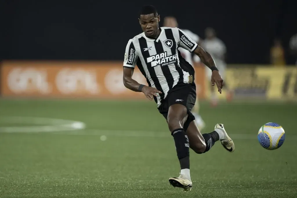 Junior Santos jogador do Botafogo durante partida contra o Fluminense no Nilton Santos pelo campeonato Brasileiro A 2024. Foto: Jorge Rodrigues/AGIF