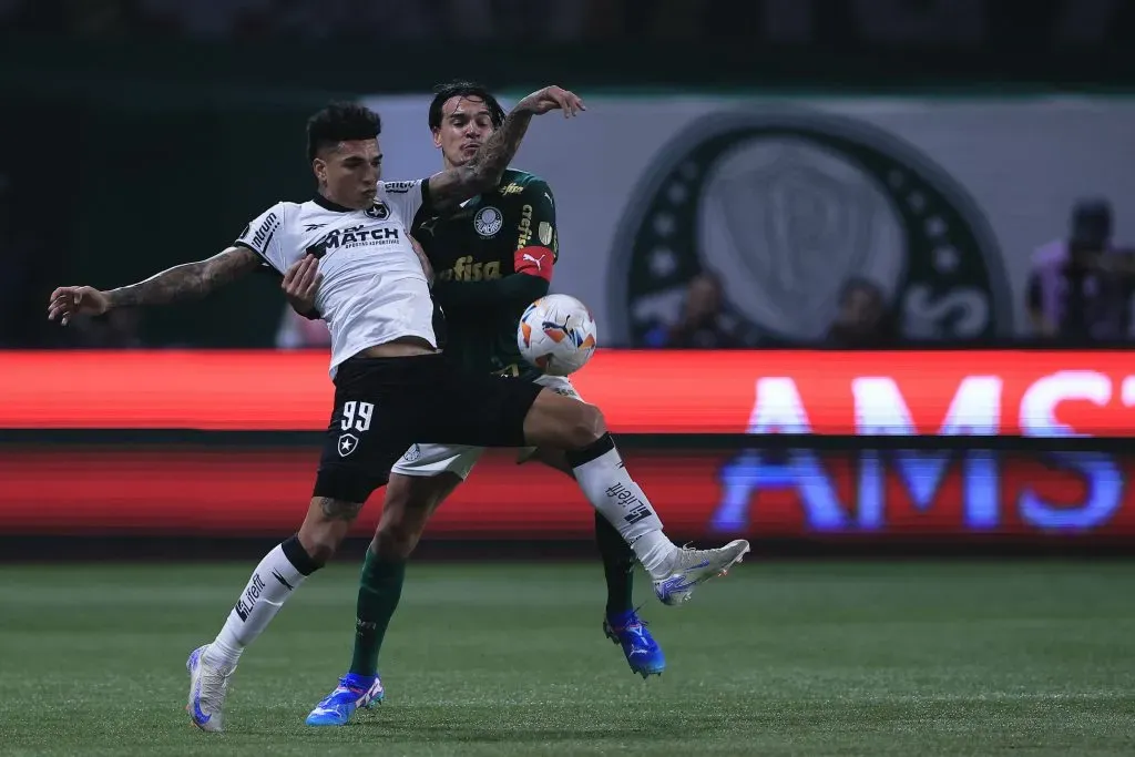 Gustavo Gomez jogador do Palmeiras disputa lance com Igor Jesus jogador do Botafogo durante partida na Arena Allianz Parque pelo campeonato Copa Libertadores 2024. Foto: Ettore Chiereguini/AGIF