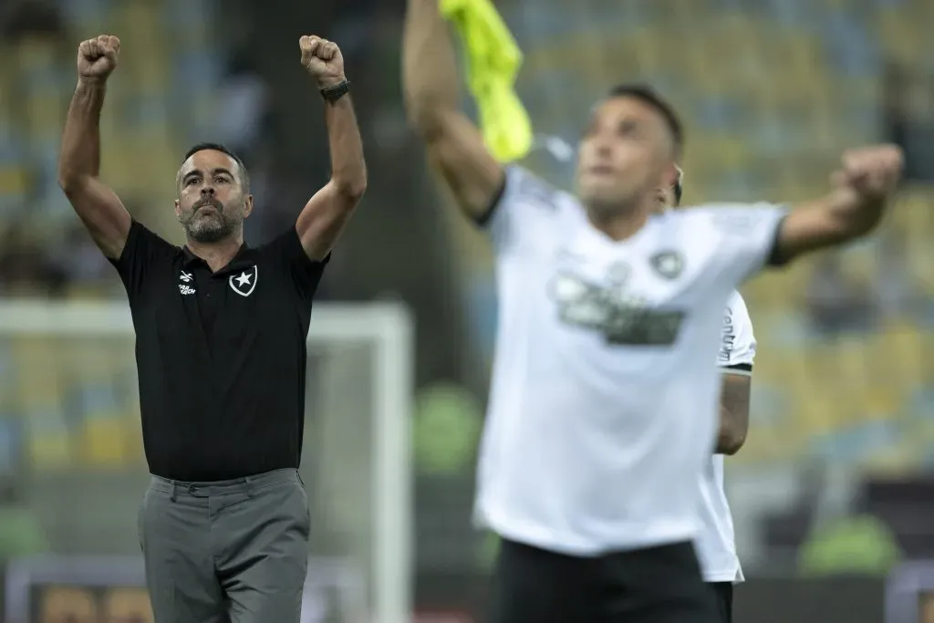 Artur Jorge comemorando mais uma vitória do Botafogo com a torcida. Foto: Jorge Rodrigues/AGIF