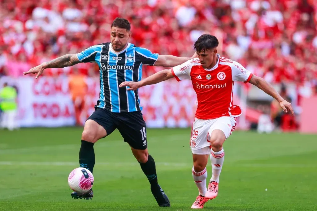 Bernabei jogador do Internacional disputa lance com  jogador do Gremio durante partida no estadio Beira-Rio pelo campeonato Brasileiro A 2024. Foto: Luiz Erbes/AGIF