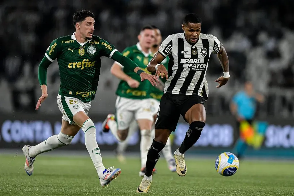 Júnior Santos, atacante do Botafogo, voltou a sentir dores e deve ser desfalque pela Copa Libertadores. Foto: Thiago Ribeiro/AGIF