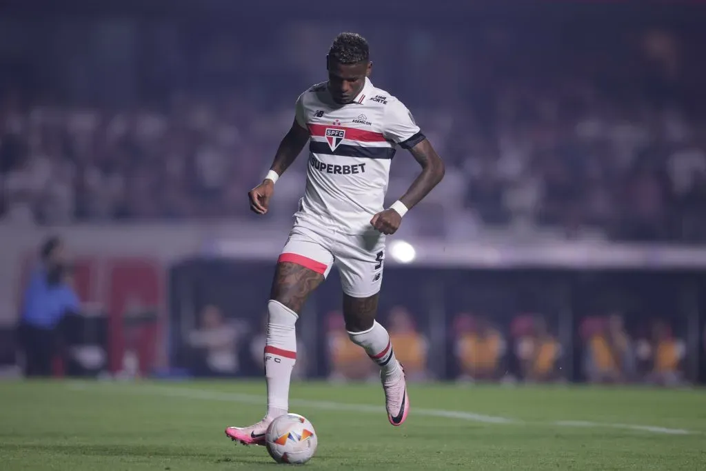 Arboleda volta ao time do São Paulo após cumprir suspensão. Foto: Ettore Chiereguini/AGIF