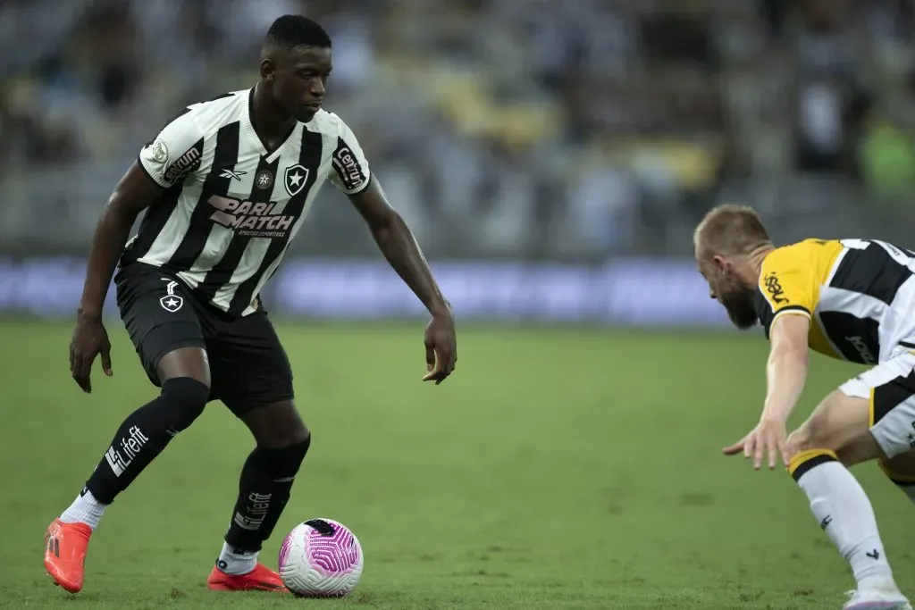 Luiz Henrique em ação com a camisa do Botafogo, contra o Criciúma, pelo Brasileirão Betano. Foto: Jorge Rodrigues/AGIF