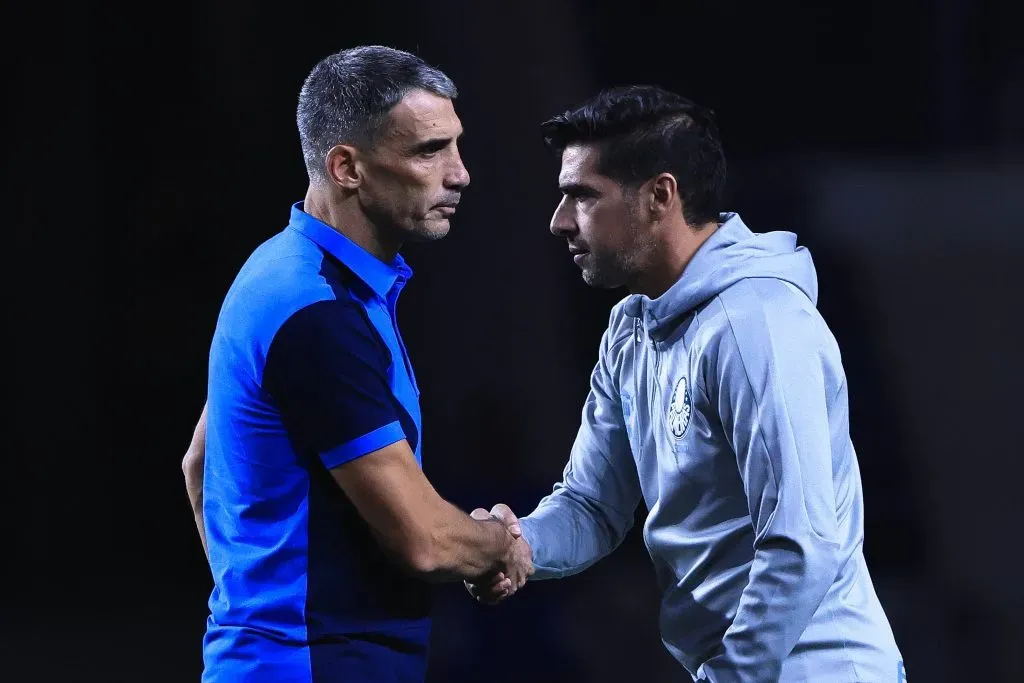 Vojvoda, técnico do Fortaleza, cumprimentando Abel, técnico do Palmeiras. Foto: Ettore Chiereguini/AGIF