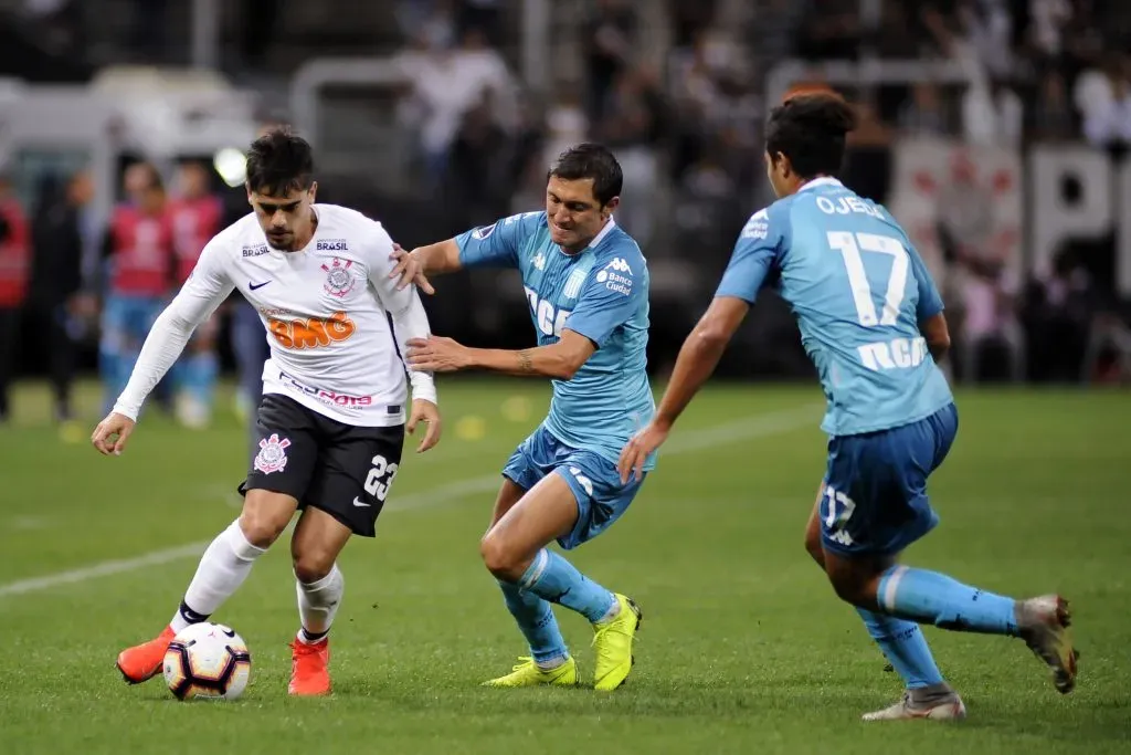 Jogador Fagner do Corinthians disputa lance com jogador do Racing durante partida na Arena Corinthians pelo campeonato Copa Sul-Americana 2019 Foto: Alan  Morici/AGIF