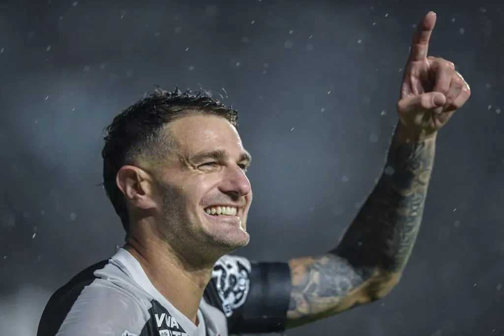 Vegetti jogador do Vasco comemora seu gol durante partida contra o Atletico-MG no estádio São Januário pelo campeonato Copa Do Brasil 2024. Foto: Thiago Ribeiro/AGIF