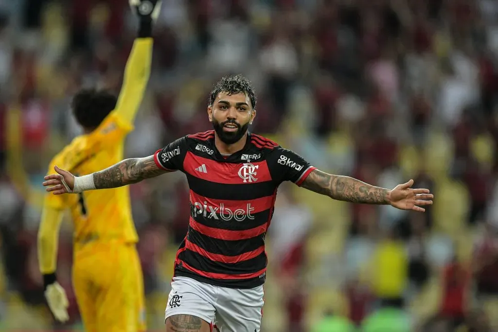 Gabigol, jogador do Flamengo, comemora gol anulado pelo VAR (Foto: Thiago Ribeiro/AGIF)