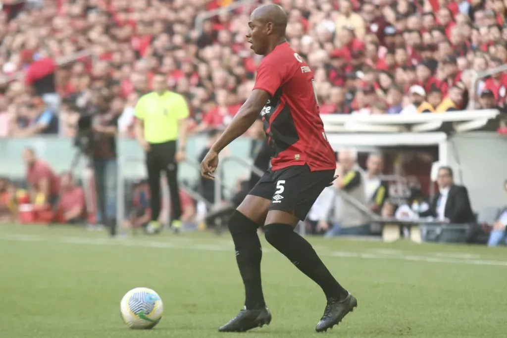 Fernandinho jogador do Athletico-PR durante partida contra o Flamengo na Arena da Baixada pelo campeonato Brasileiro A 2024. Foto: Gabriel Machado/AGIF