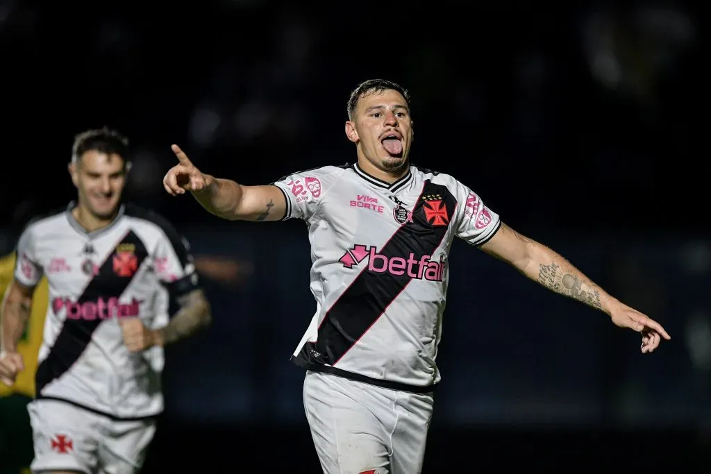 Hugo Moura jogador do Vasco comemora seu gol durante partida contra o Cuiaba no estadio Sao Januario pelo campeonato Brasileiro A 2024. Foto: Thiago Ribeiro/AGIF