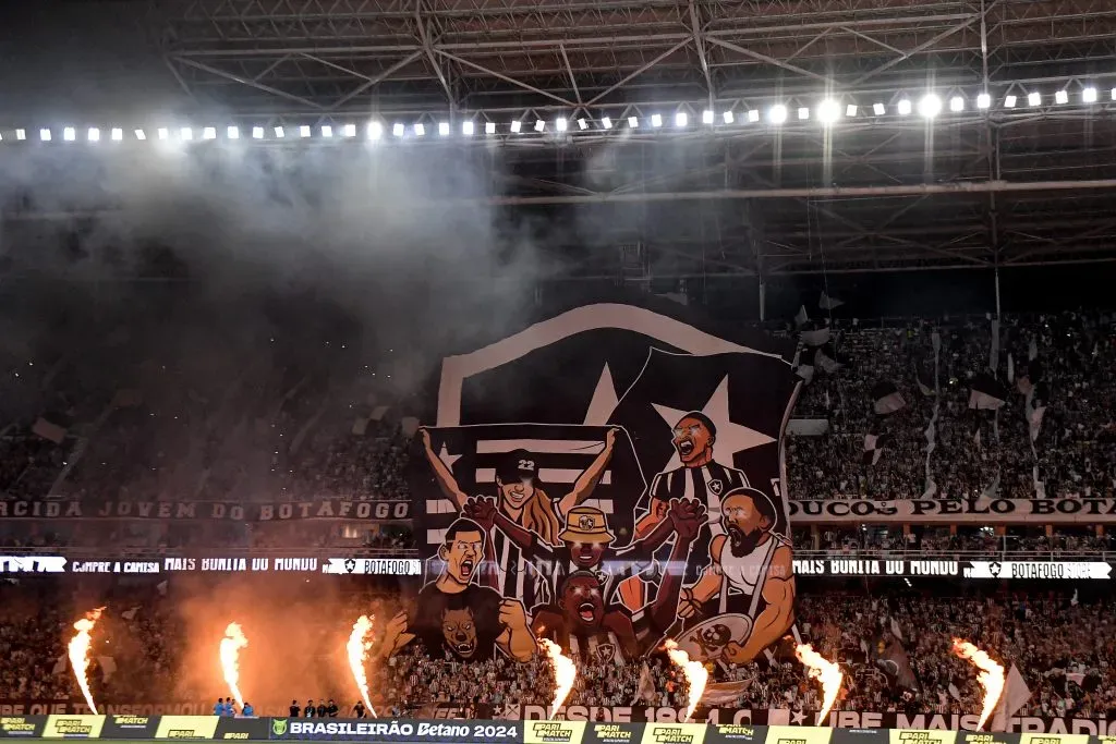 Torcida do Botafogo durante partida contra Corinthians no estadio Engenhao pelo campeonato Brasileiro A 2024. Foto: Thiago Ribeiro/AGIF