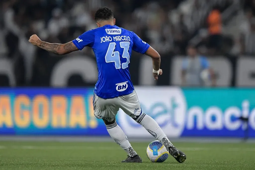 Foto: Thiago Ribeiro/AGIF – João Marcelo durante confronto contra o Botafogo no Brasileirão 2024.