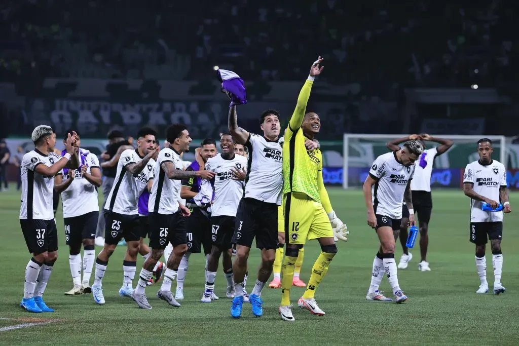 Jogadores do Botafogo comemoram vitória ao final da partida contra o Palmeiras no Allianz Parque pelo campeonato Copa Libertadores 2024. Foto: Ettore Chiereguini/AGIF