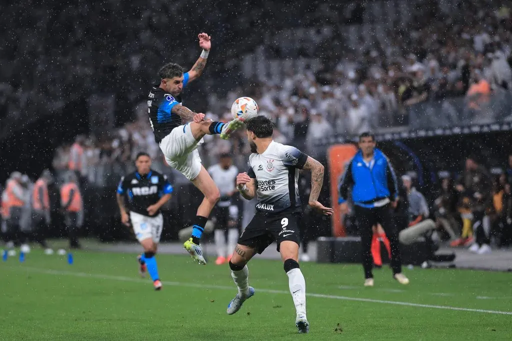 Yuri Alberto, jogador do Corinthians, disputa lance com Martirena, jogador do Racing, durante partida (Foto: Ettore Chiereguini/AGIF)