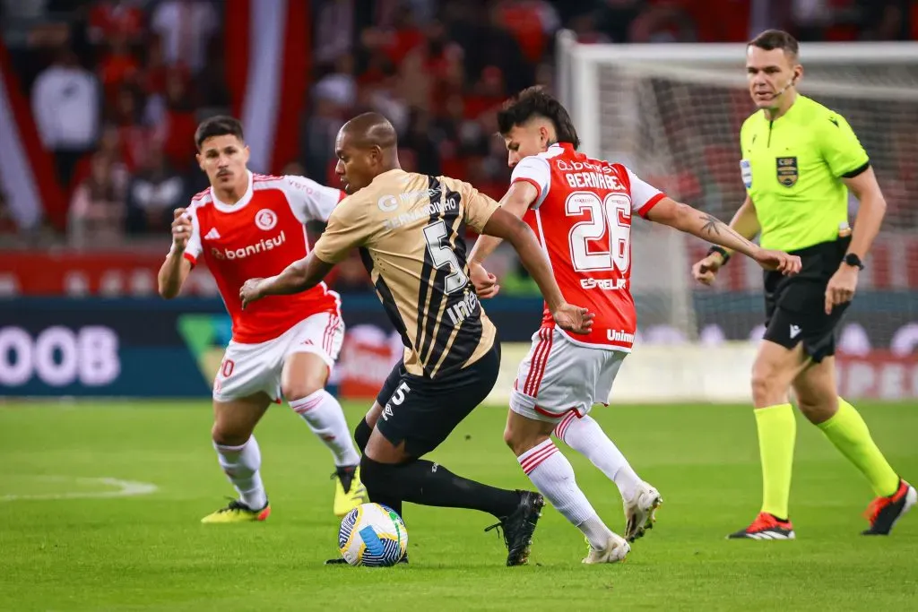 Foto: Maxi Franzoi/AGIF – Fernandinho durante confronto contra o Internacional no Brasileirão 2024.