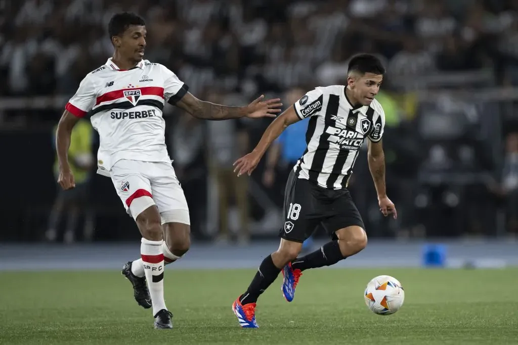 Thiago Almada jogador do Botafogo disputa lance com Luiz Gustavo jogador do São Paulo durante partida no Nilton Santos pelo campeonato Copa Libertadores 2024. Foto: Jorge Rodrigues/AGIF