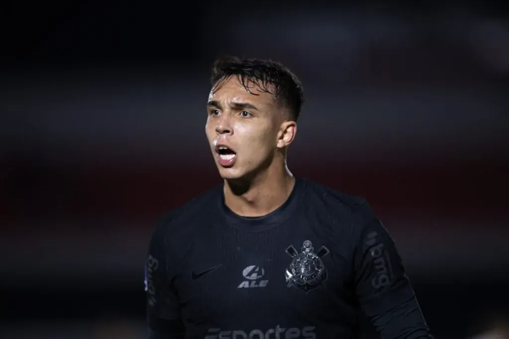 Giovane, jogador do Corinthians, comemora seu gol durante partida contra o Bragantino (Foto: Fabio Moreira Pinto/AGIF)