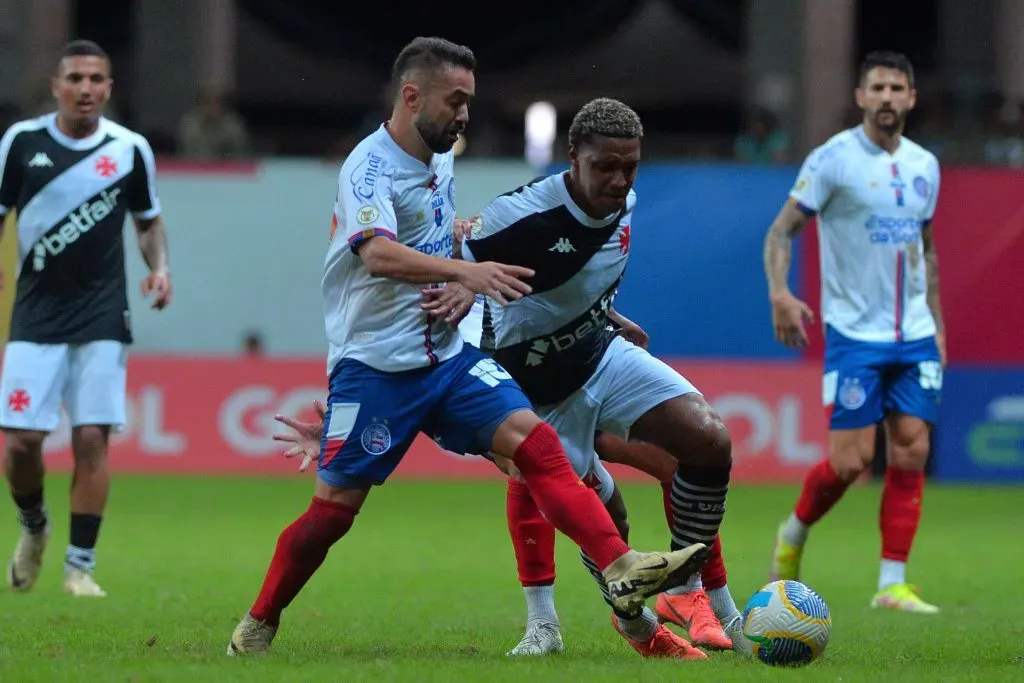 BA – SALVADOR – 26/06/2024 – BRASILEIRO A 2024, BAHIA X VASCO – Everton Ribeiro, jogador do Bahia disputa lance com David, jogador do Vasco durante partida no estadio Arena Fonte Nova pelo campeonato Brasileiro A 2024. Foto: Walmir Cirne/AGIF