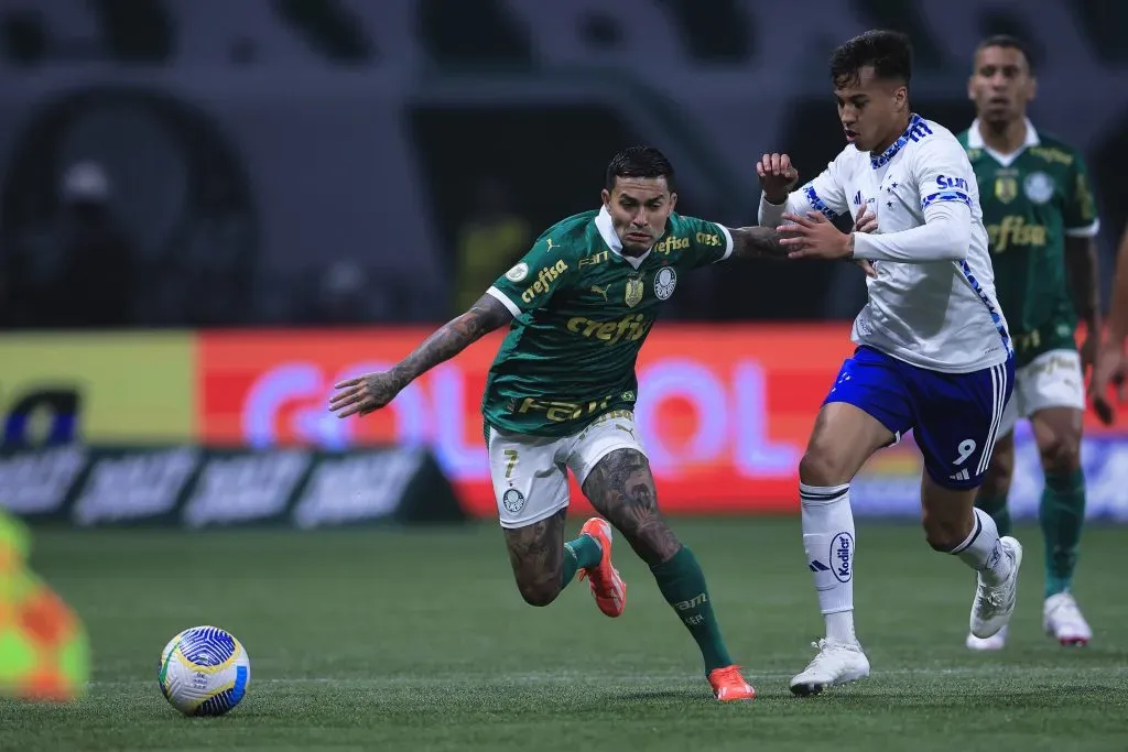 Dudu jogador do Palmeiras disputa lance com Kaio Jorge jogador do Cruzeiro. Foto: Ettore Chiereguini/AGIF