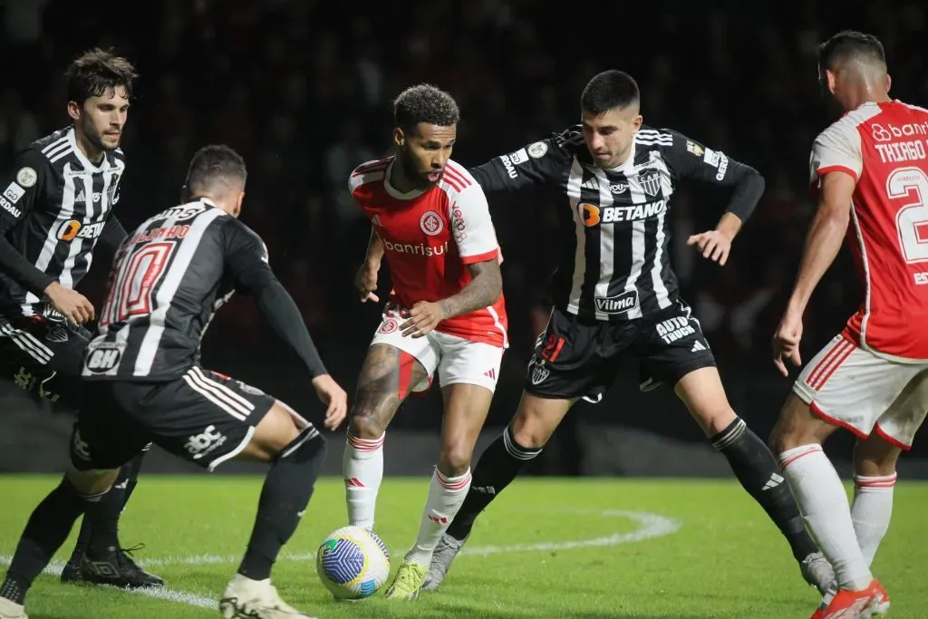 SC – CRICIUMA – 26/06/2024 – BRASILEIRO A 2024, INTERNACIONAL X ATLETICO-MG – Wesley jogador do Internacional disputa lance com Battaglia jogador do Atletico-MG durante partida no estadio Heriberto Hulse pelo campeonato Brasileiro A 2024. Foto: Lucas Gabriel Cardoso/AGIF