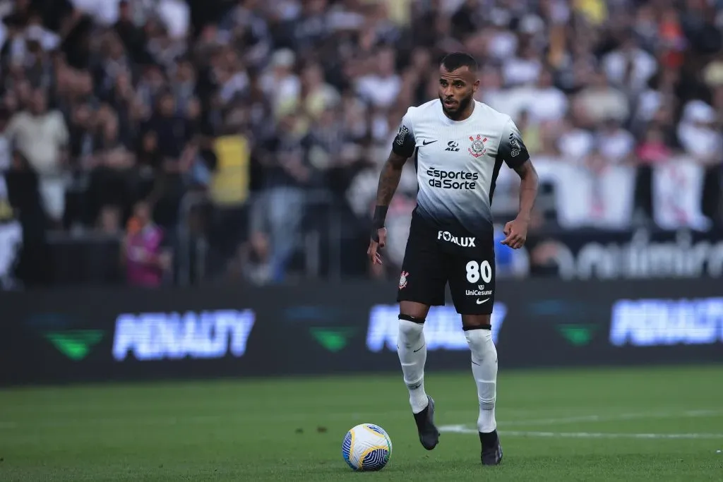 Alex Santana durante partida contra o Juventude no Campeonato Brasileiro 2024. Foto: Ettore Chiereguini/AGIF