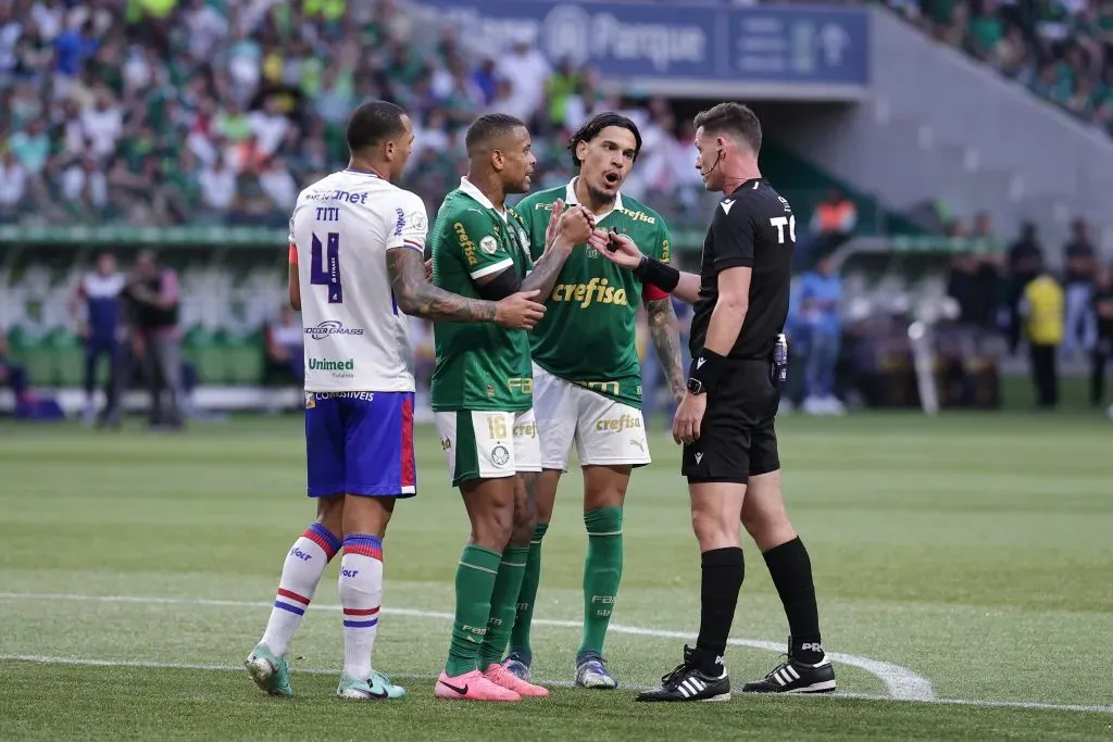 Gustavo Gomez, jogador do Palmeiras, reclama com a arbitragem durante partida contra o Fortalez (Foto: Ettore Chiereguini/AGIF)