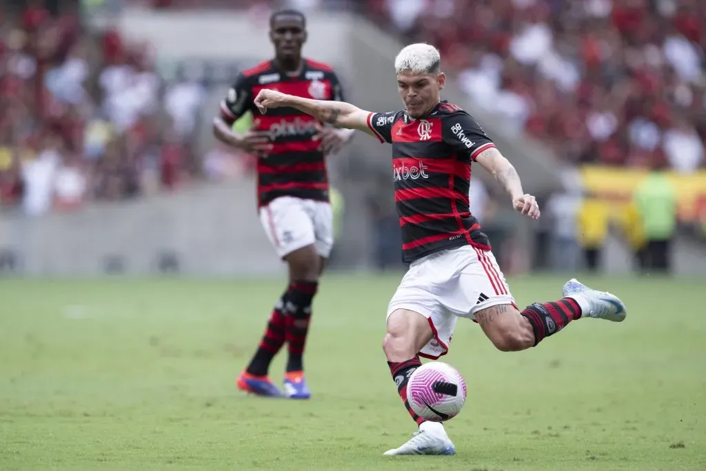 Ayrton Lucas, jogador do Flamengo, durante partida contra o Juventude pelo campeonato Brasileiro A 2024 (Foto: Jorge Rodrigues/AGIF)