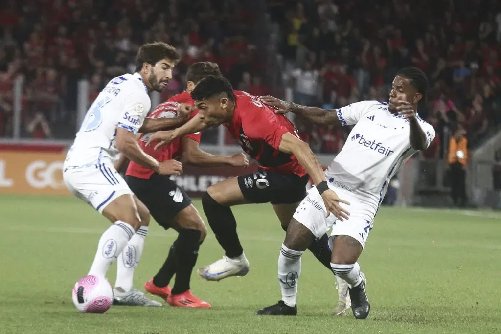 Julimar, jogador do Athletico-PR, disputa lance com Ramiro, jogador do Cruzeiro, durante partida pelo campeonato Brasileiro A  (Foto: Gabriel Machado/AGIF)